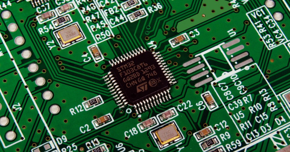 Conception de PCBA radiofréquence (RF) : optimisation des antennes, des filtres et des lignes de transmission