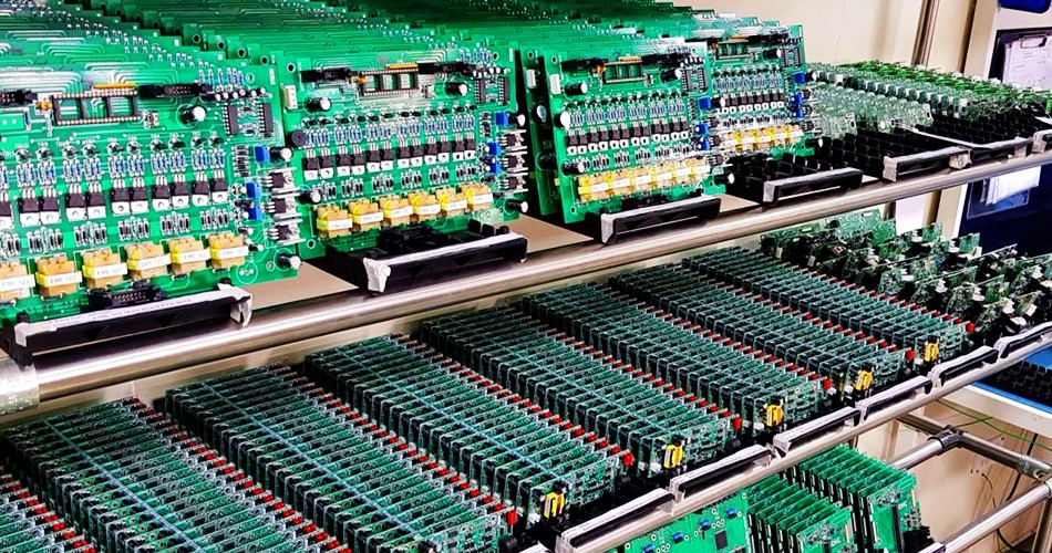 Application d'adhésif thermofusible dans le traitement des PCBA