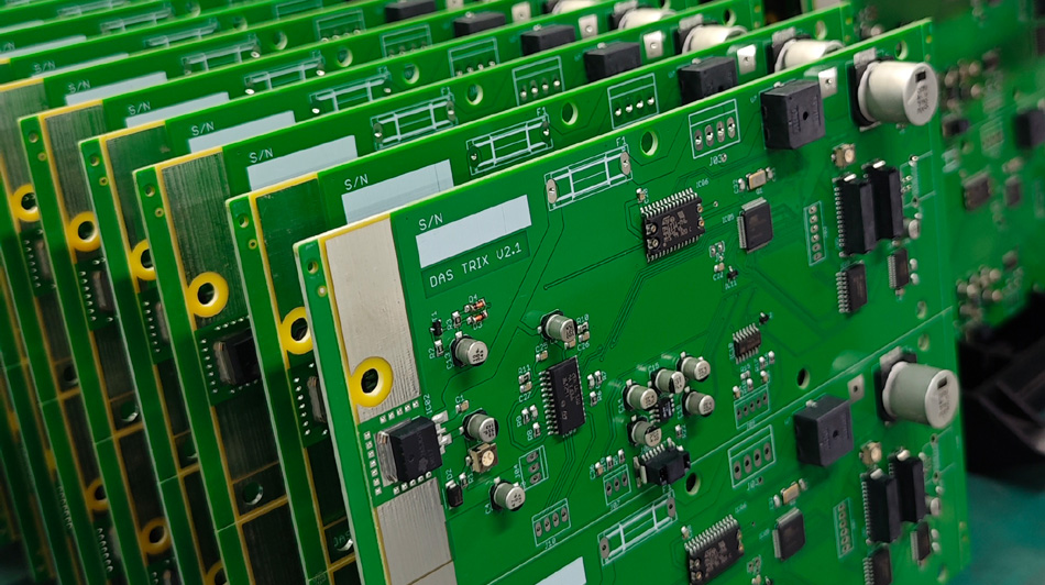 Analyse des modèles mondiaux de collaboration entre les usines PCBA : défis et opportunités